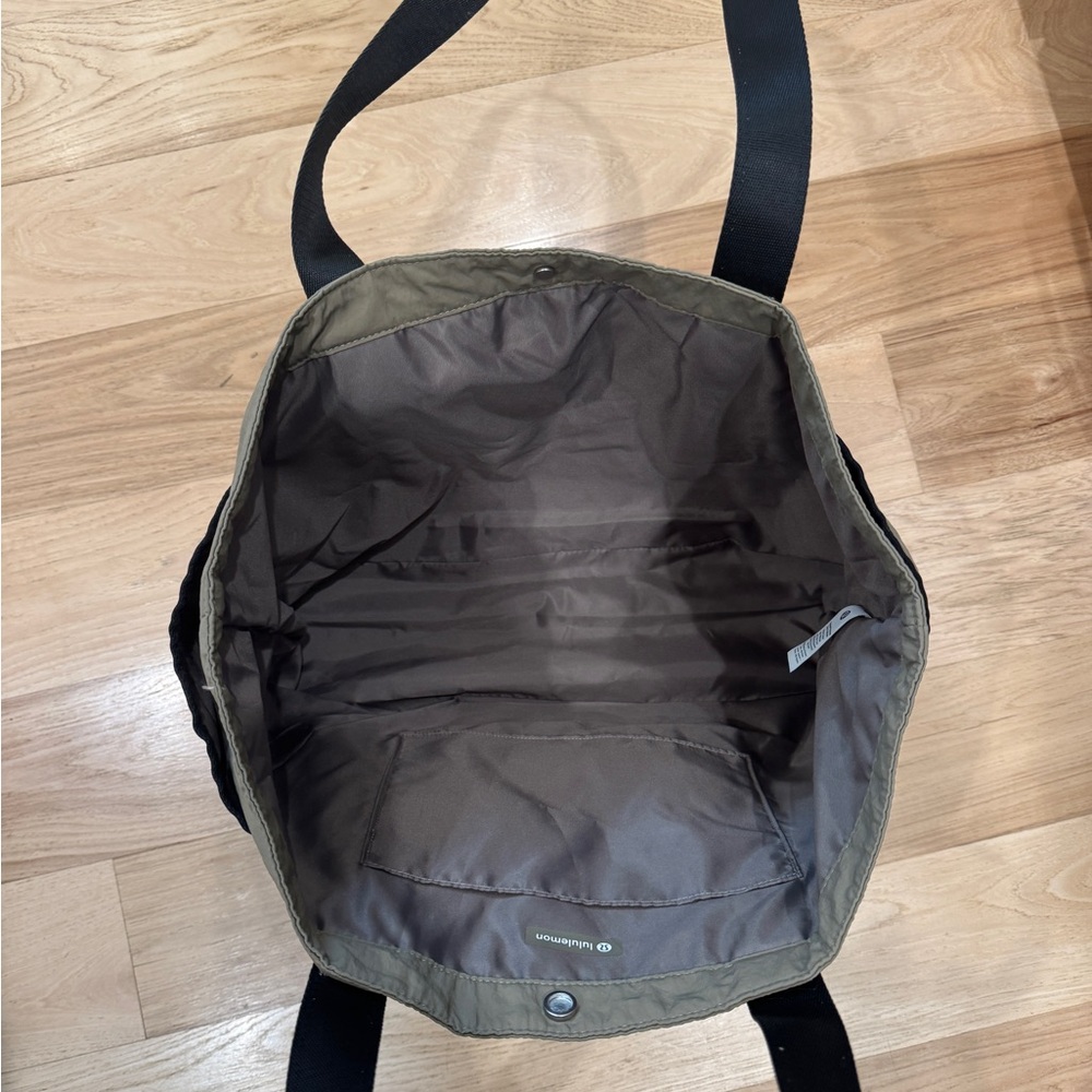 Lululemon Daily Multi-Pocket Tote Bag 20L - Picture 4 of 4